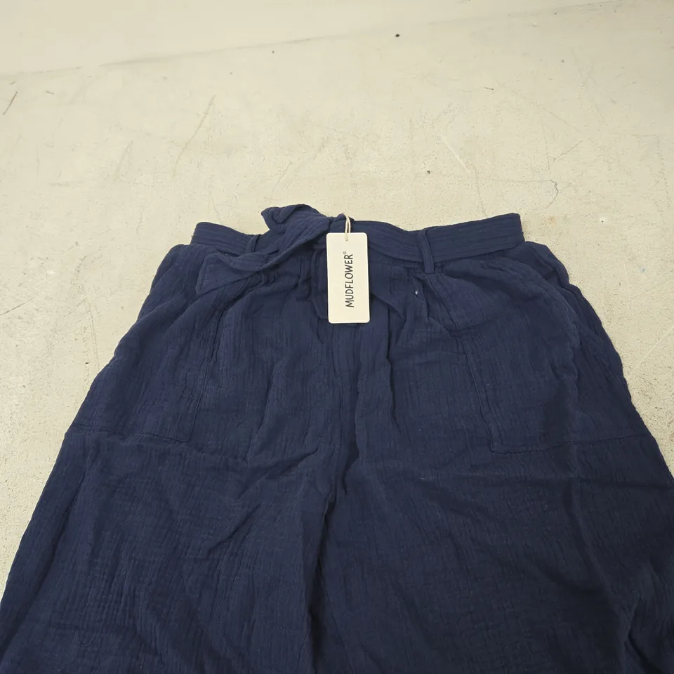 MUDFLOWER NAVY SHORTS, UK 12 (EU 40, US 8) – DRAWSTRING WAIST