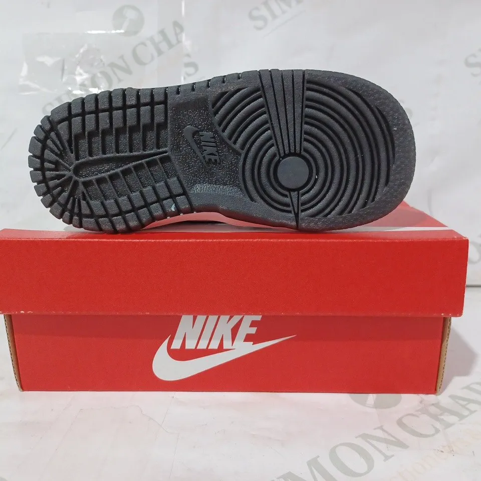 BOXED PAIR OF NIKE DUNK LOW KIDS SHOES IN BLACK/WHITE UK SIZE 7.5