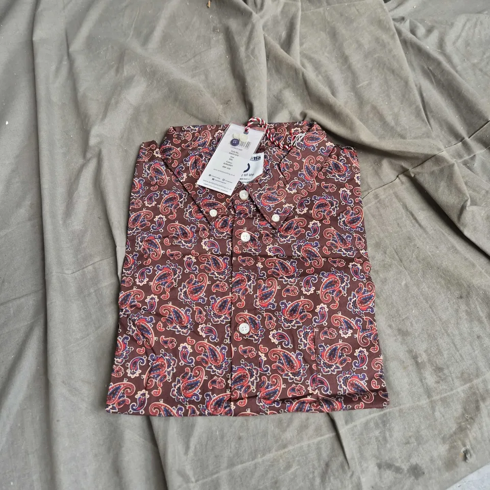 BOX OF APPROIXIMATELY 20 ASSORTED CLOTHING ITEMS TO INCLUDE: LAMBRETTA SHIRT