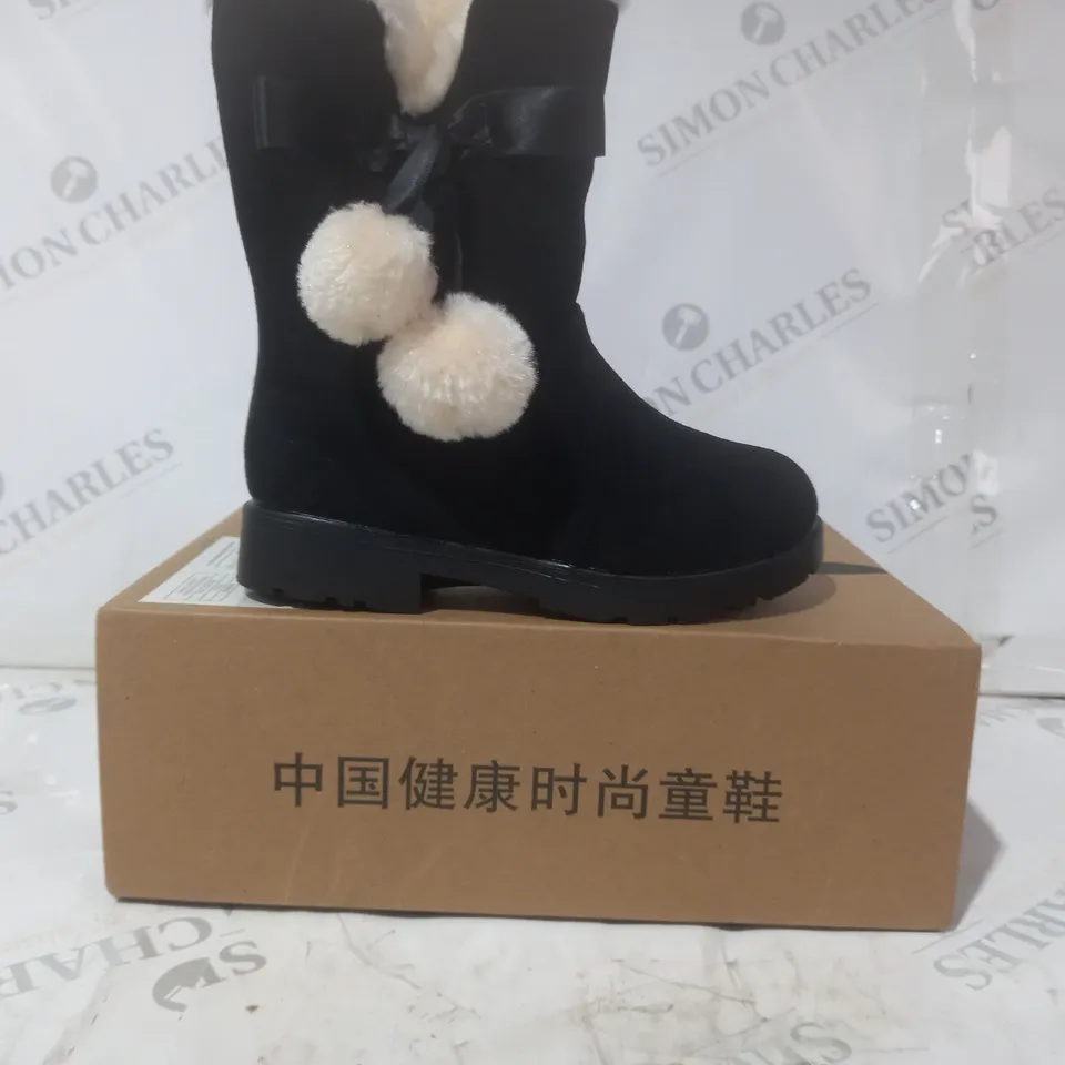 BOXED PAIR OF JINGPINTONGXIE KIDS FAUX FUR LINED SHOES IN BLACK EU SIZE 30
