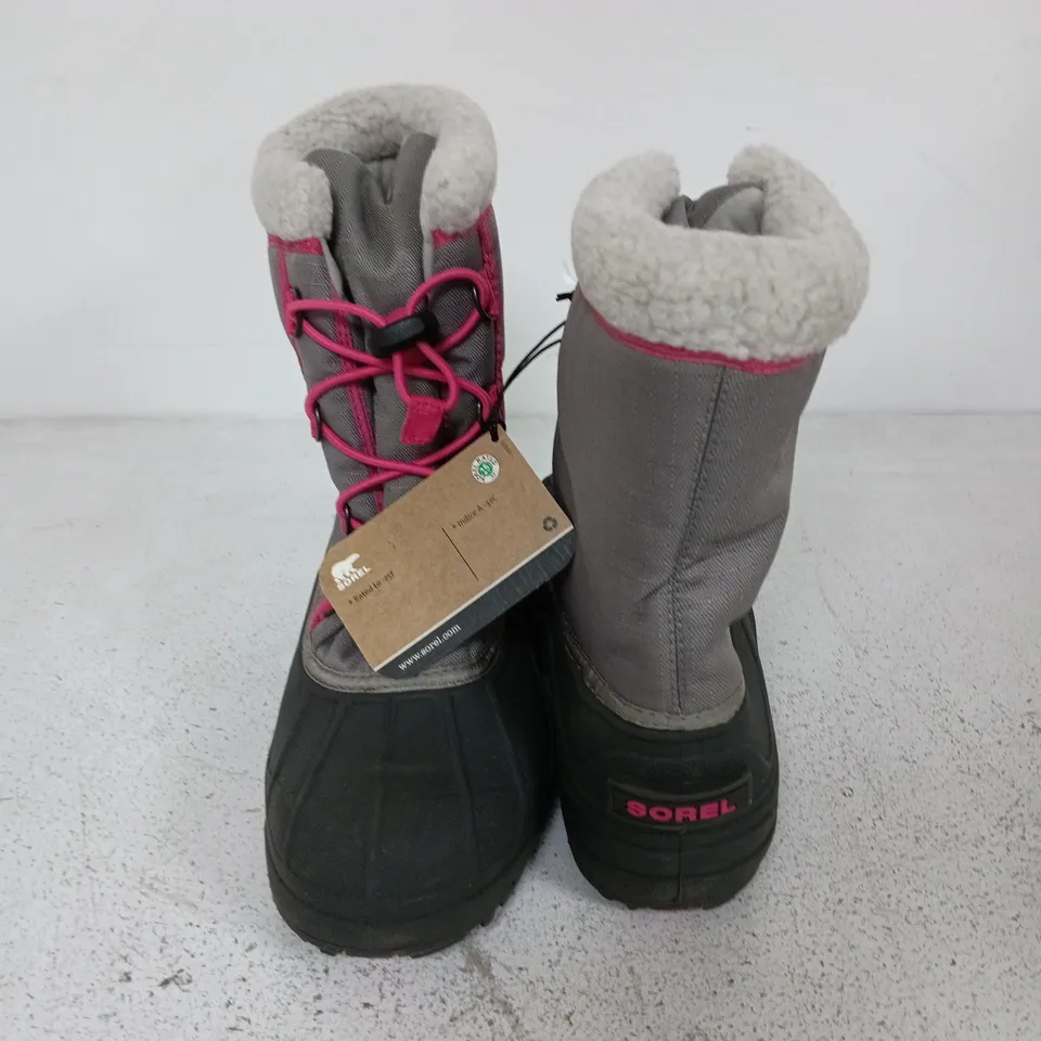 BOXED PAIR OF SOREL YOUTH CUMBERLAND 2 BOOTS IN LIGHT GREY/PINK - UK 5.5