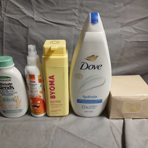 APPROXIMATELY 15 ASSORTED HEALTH & BEAUTY PRODUCTS TO INCLUDE DOVE, LILY AND TOOTHPASTE 