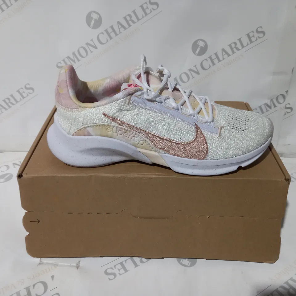 NIKE SUPER REP GO 3 WHITE/GUAVA SIZE 4.5