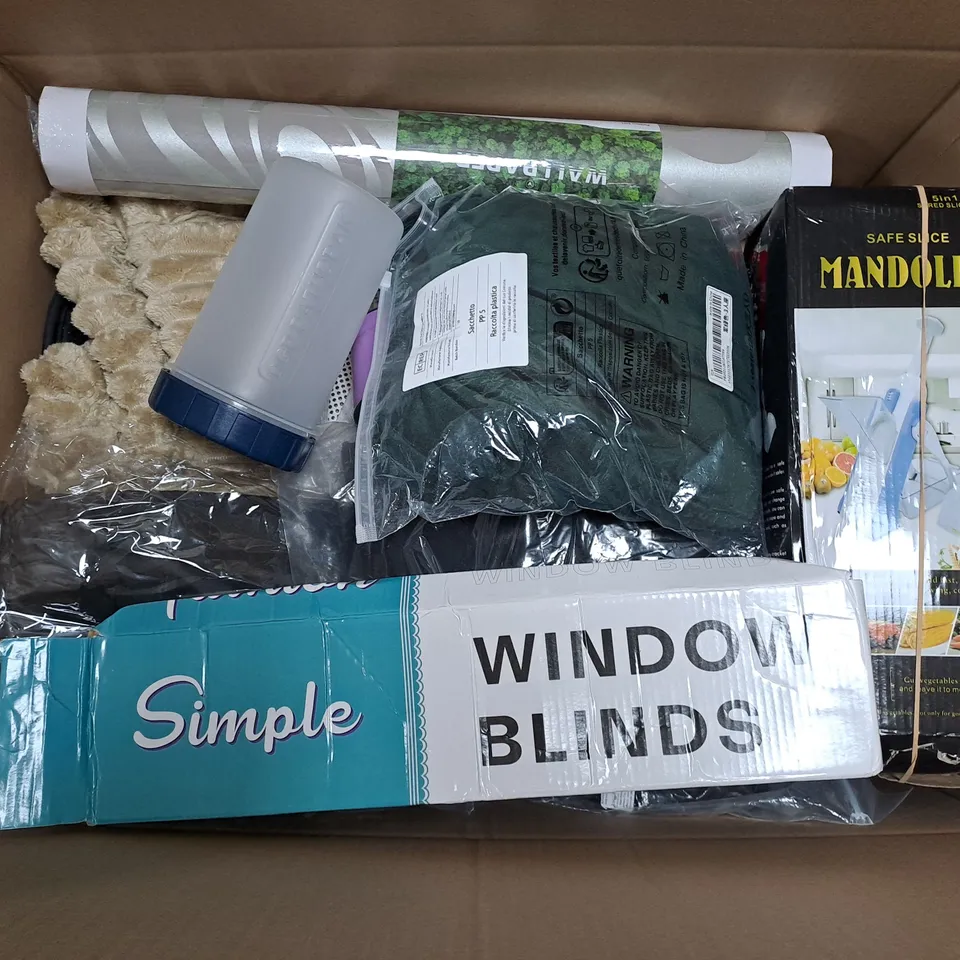 APPROXIMATELY 25 ASSORTED HOUSEHOLD ITEMS TO INCLUDE WALLPAPER, WINDOW BLINDS, MANDOLINE SAFE SLICE, ETC - COLLECTION ONLY