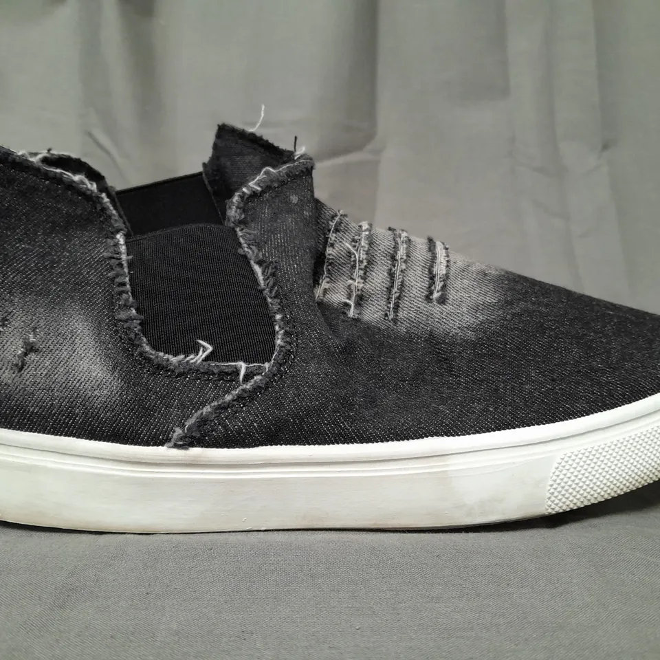 BOX OF APPROXIMATELY 10 PAIRS OF W.S AM-035 SHOES IN BLACK DENIM - VARIOUS SIZES
