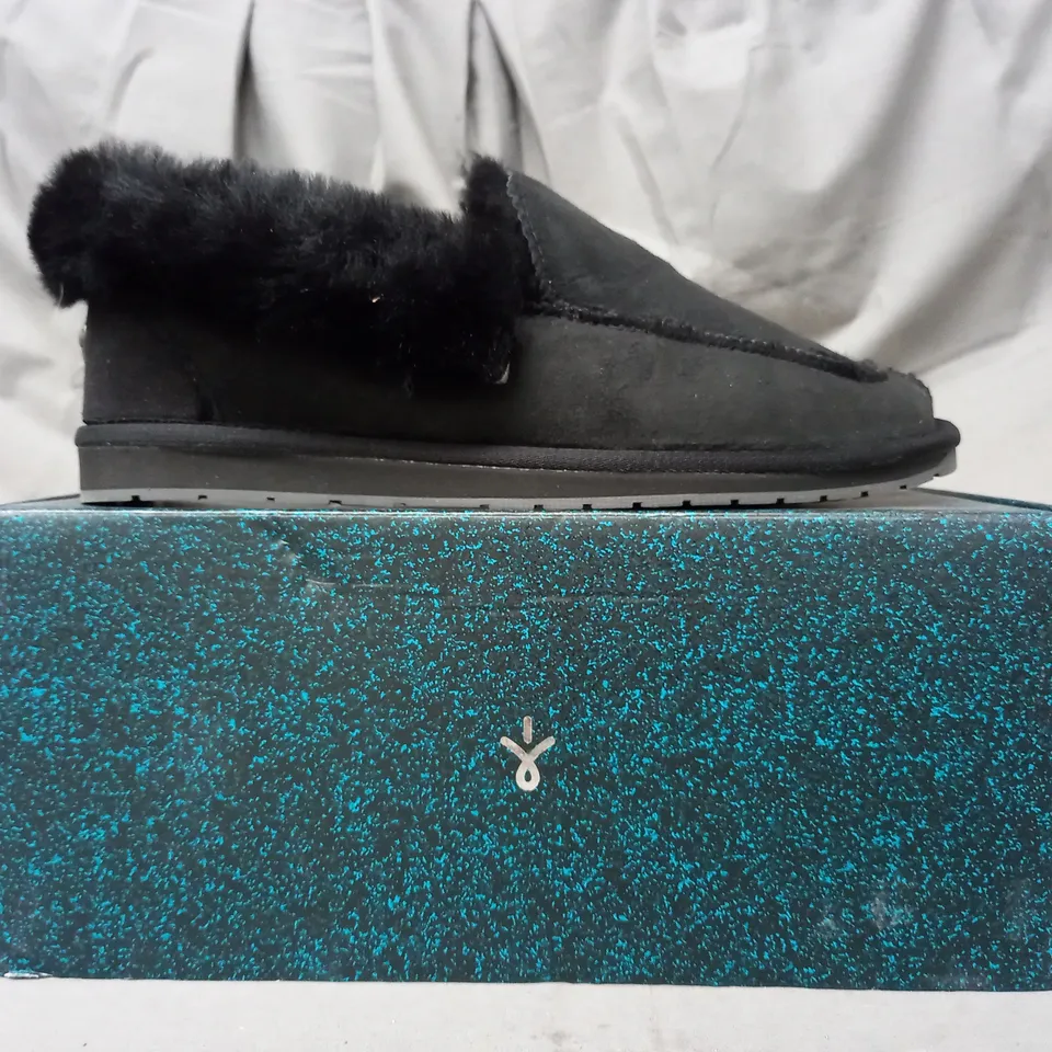BOXED PAIR OF EMU AUSTRALIA SLIPPERS IN BLACK SIZE 10
