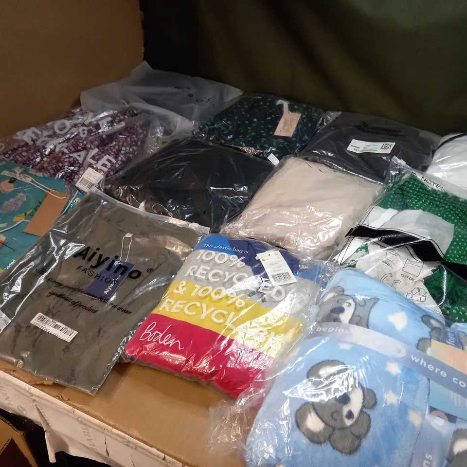 LOT OF APPROX 20 ASSORTED CLOTHING ITEMS VARYING IN SIZE/COLOUR/STYLE TO INCLUDE: TROUSERS, SKIRTS, TOPS
