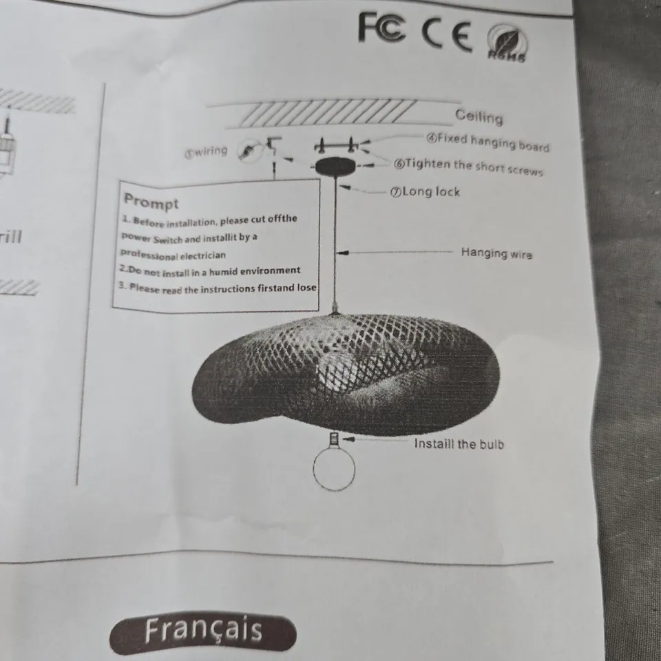 HANGING CEILING LIGHT WITH ABSTRACT WOODEN SHADE