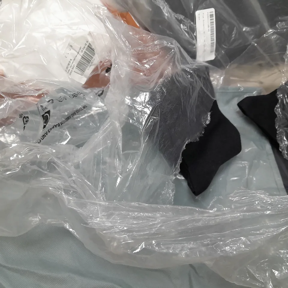 BOX OF APPROXIMATELY 25 ASSORTED CLOTHING ITEMS TO INCUDE - BAG  , JUMPER  , T-SHIRT, ETC