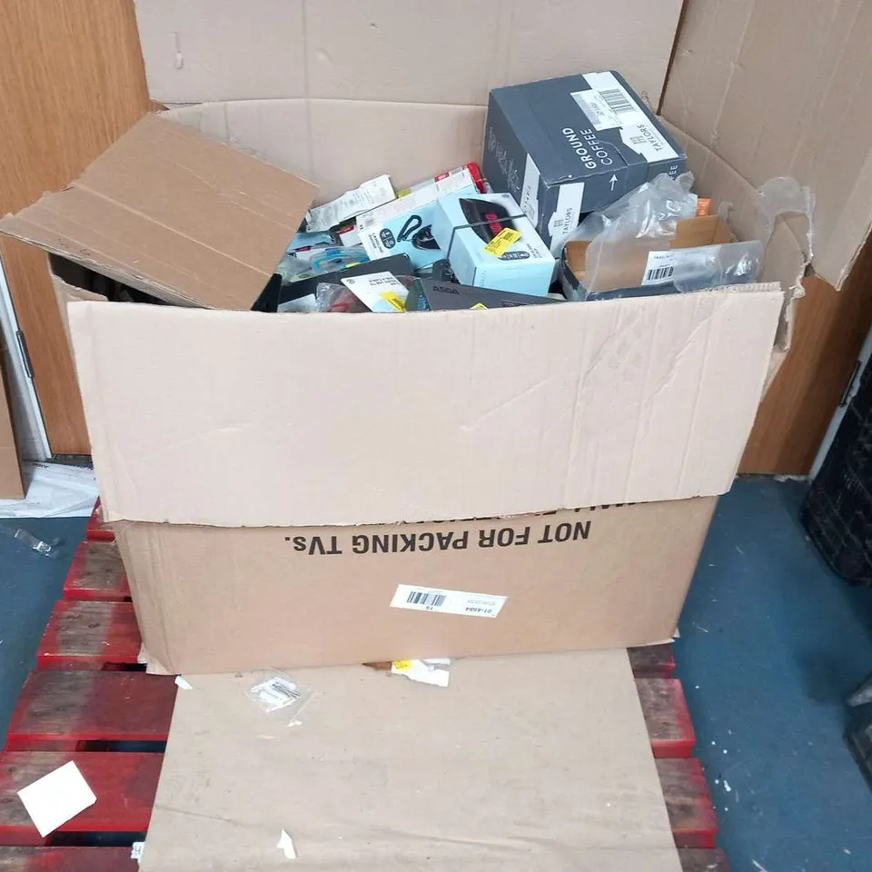 LARGE QUANITY OF ASSORTED ELECTRICAL PRODUCTS TO INCLUDE; TP LINK POWERLINE STARTER KIT, MIX SPORTS EARPHONES, WIRELESS KEYBOARD AND ONE FOR ALL AERIAL