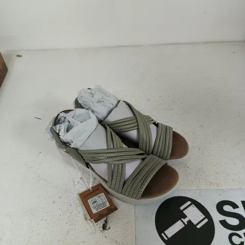 DUNLOP TRISH DLP169 SAGE GREEN SANDALS – UK 5