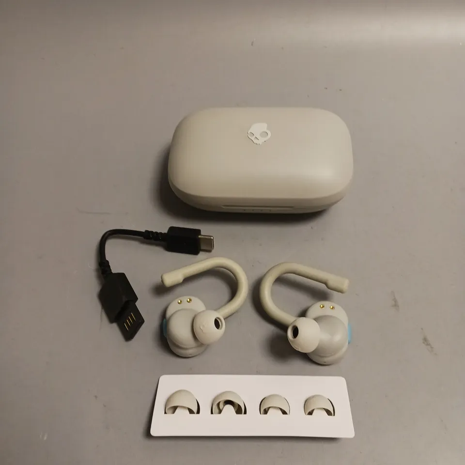 SKULLCANDY VOICE CONTROL WIRELESS SPORT EARBUDS IN BLUE AND GREY INCLUDES CHARGING CASE, CABLE AND SPARE BUDS