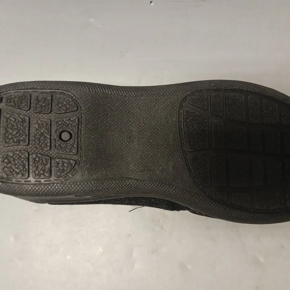 BOXED PAIR OF JO & JOE SLIPPERS IN BLACK SIZE 8