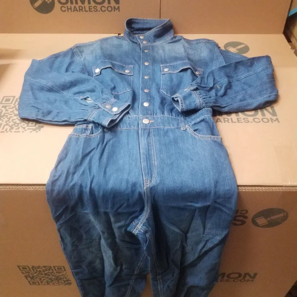 BOX CONTAINING APPROXIMATELY 5 BRAND NEW SIMPLY BE DENIM MID WASH JUMPSUITS - SIZE 10