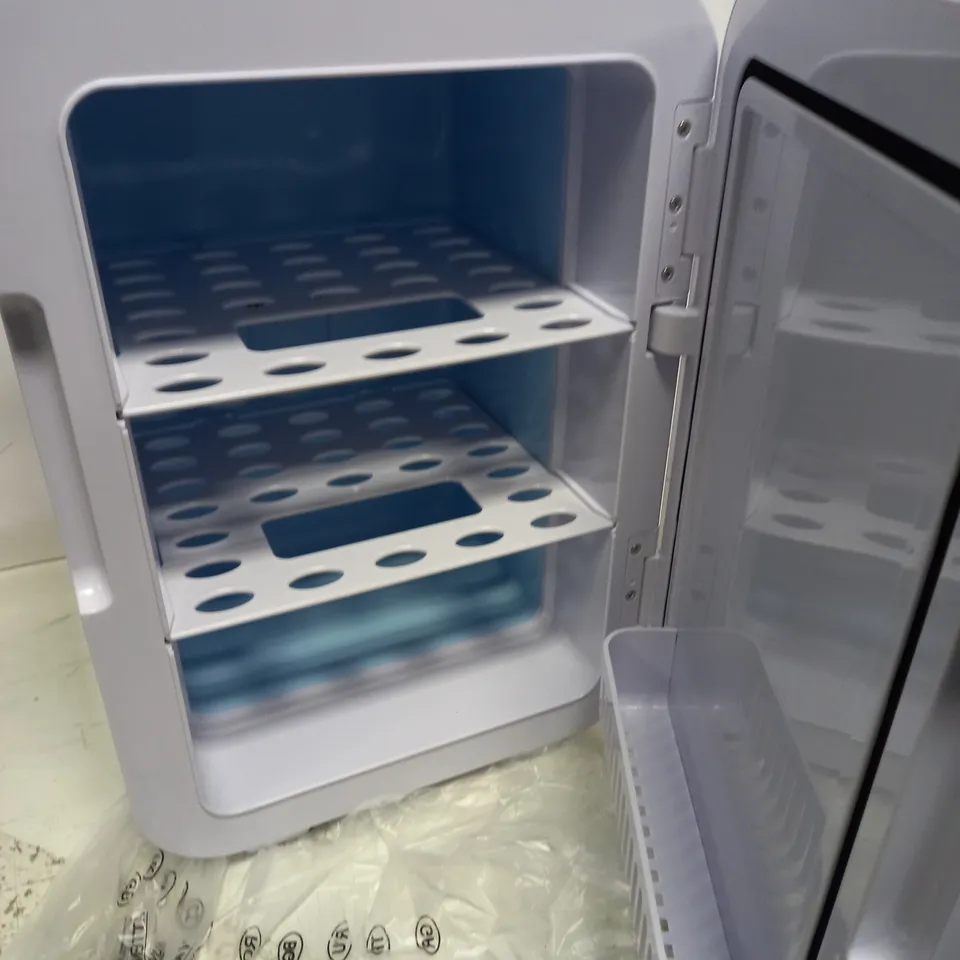WHITE MINI FRIDGE