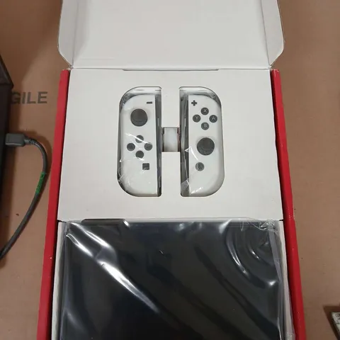 BOXED NINTENDO SWITCH OLED HANDHELD GAMES CONSOLE - WHITE