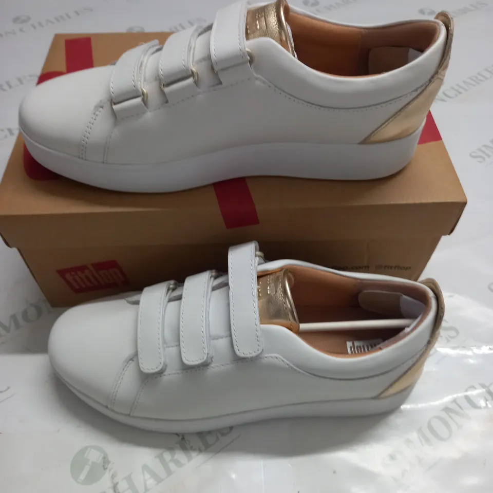 BOXED PAIR OF FITFLOP RALLY METALLIC BACK LEATHER STRAP SNEAKERS IN WHITE - UK 5.5