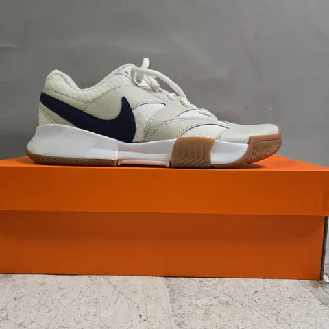 BOXED PAIR OF NIKE COURT LITE 4 SHOES IN WHITE/BLUE SIZE UK 5.5