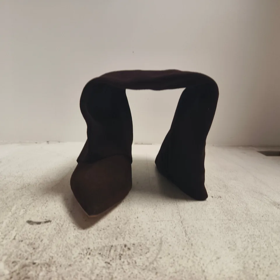 BOXED PAIR OF STEVE MADDEN LOW HEEL HIGH LEG BOOTS IN DARK BROWN SUEDE SIZE EU 38