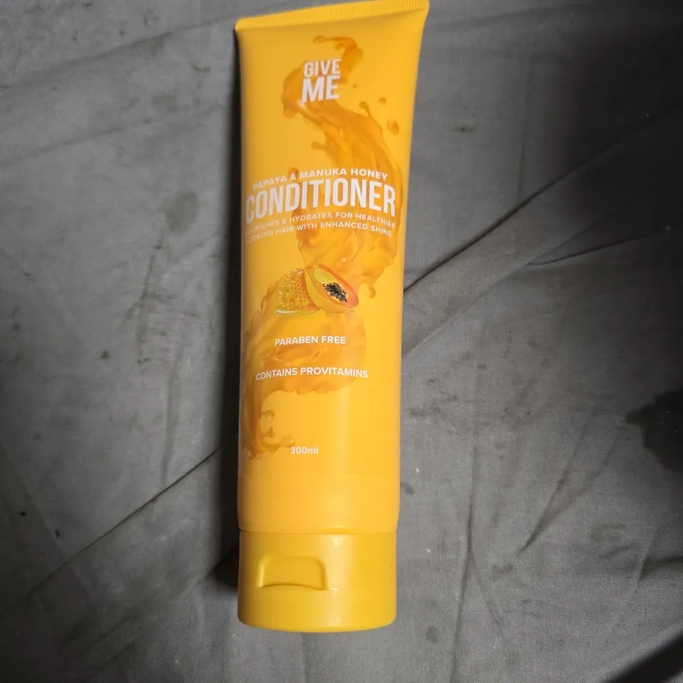 APPROXIMATELY 20 ASSORTED HEALTH AND BEAUTY PRODUCTS INCLUDING DOVE BODY WASH , ORGANIC SHOP CONDITIONER AND GIVE ME CONDITIONER 