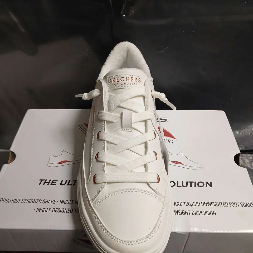 BOXED PAIR OF SKECHERS ARCH FIT WHITE TRAINERS - UK SIZE 4.5