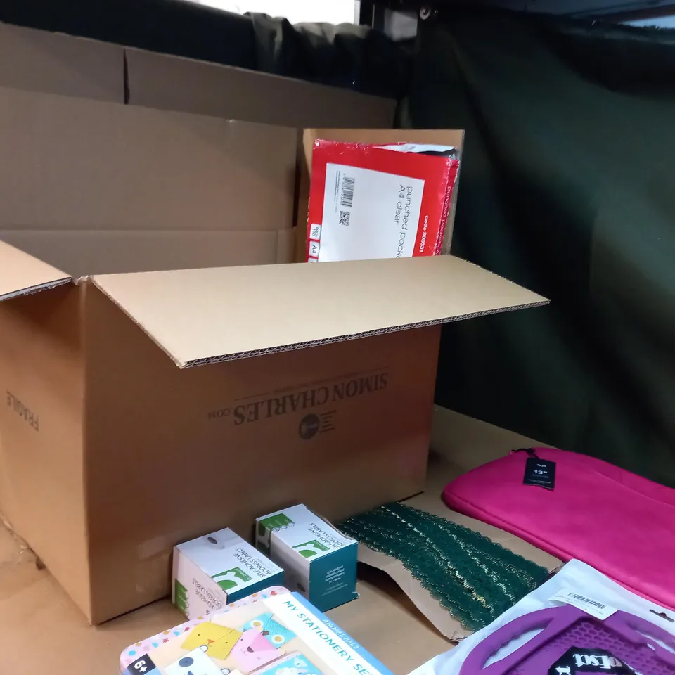 LOT OF APPROX 15 ASSORTED HOUSEHOLD/OFFICE/CRAFT RELATED ITEMS TO INCLUDE: TABLET CASES, LABELS, ORGANIZER