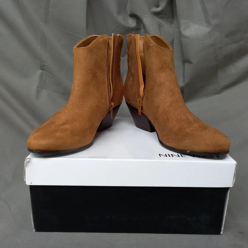 BOXED PAIR OF NINE WEST TRISTIN SUEDETTE ANKLE BOOTS IN BROWN SIZE 5