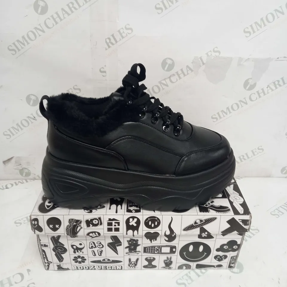 BOXED PAIR OF KOI FOOTWEAR FLUFFY BLACK STRIKER BUBBLE TRAINER IN BLACK - SIZE 5