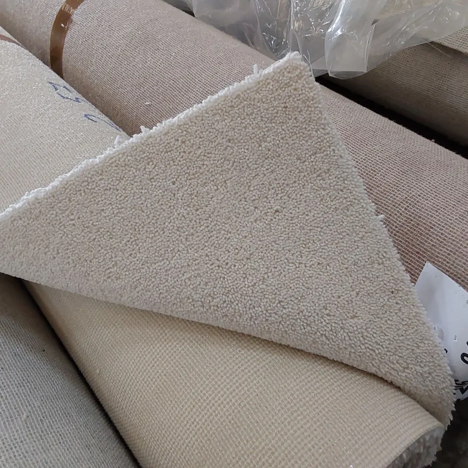 ROLL OF QUALITY DIMENSIONS DIM PLAINS CARPET // SIZE: APPROX. 5 X 2.57m