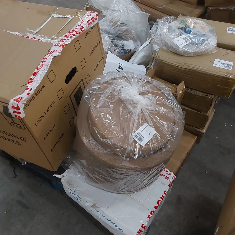 PALLET OF ASSORTED GARDEN DECOR AND LIGHTING ITEMS 