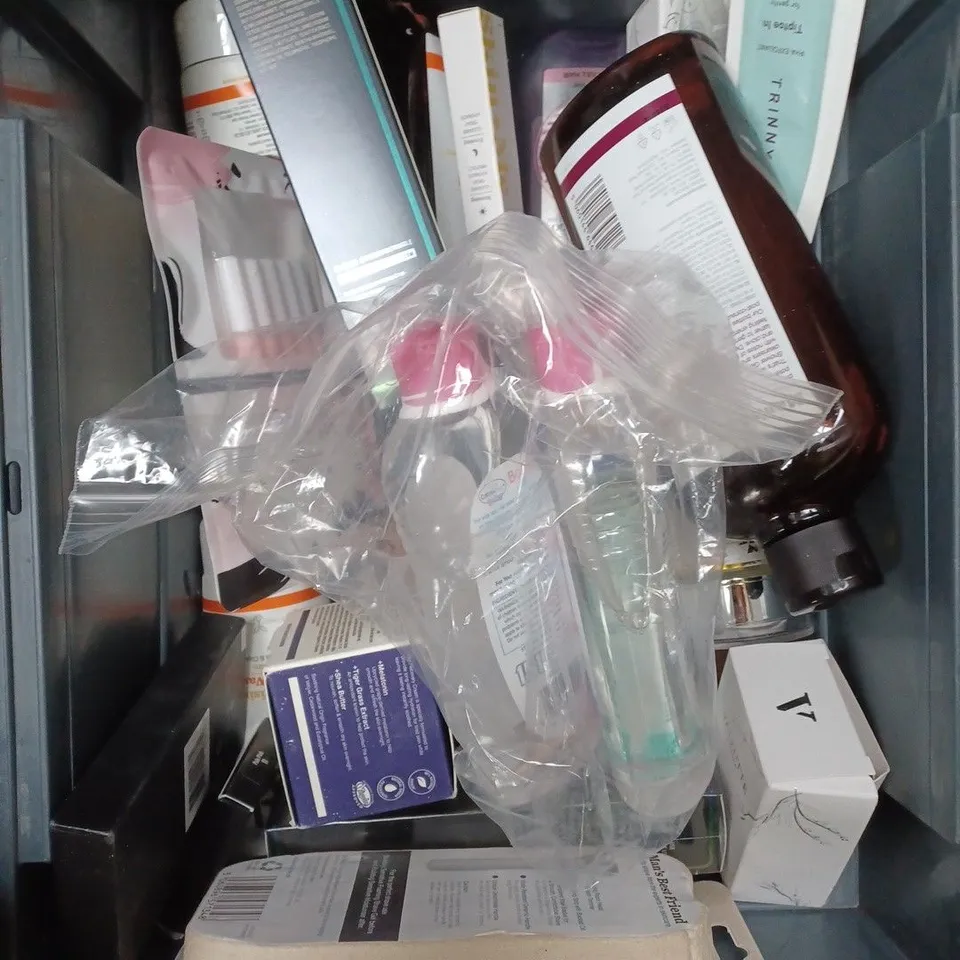 APPROXIMATELY 15 ASSORTED COSMETIC PRODUCTS TO INCLUDE AQUAFRESH TOOTHPASTE, T/GEL GIVE ME CONDITIONER, AND BULLDOG SHOWER GEL
