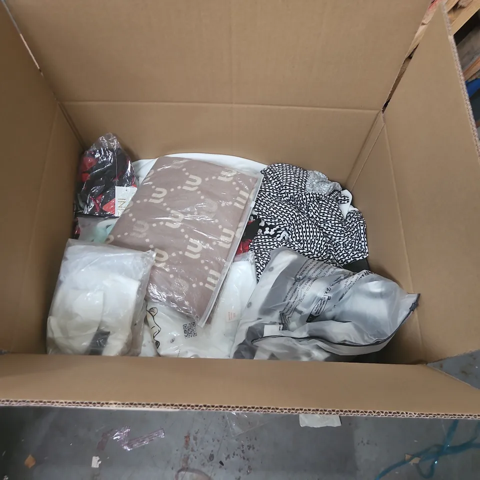 LARGE QUANTITY OF ASSORTED CLOTHING ITEMS TO INCLUDE EVENTI, STAT SPORT AND PULL & BEAR