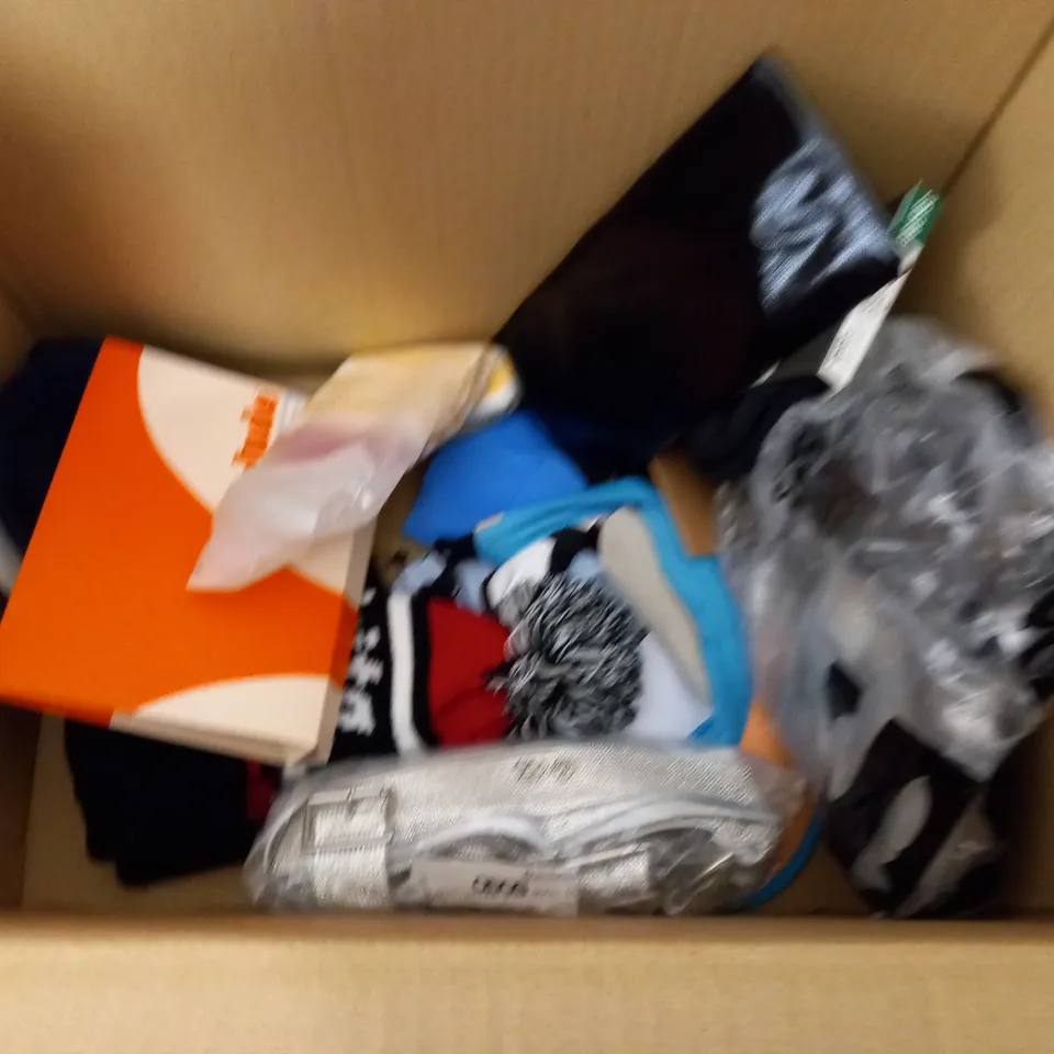 LOT OF ASSORTED CLOTHING ACCESSORIES 