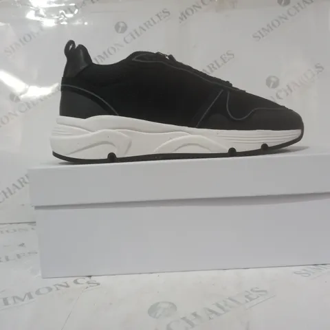 BOXED PAIR OF ARNE FLEX RUNNER SHOES IN BLACK UK SIZE 8