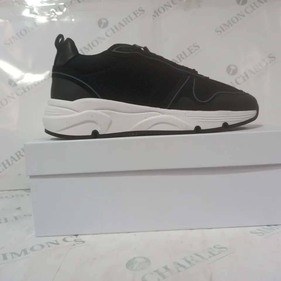 BOXED PAIR OF ARNE FLEX RUNNER SHOES IN BLACK UK SIZE 8