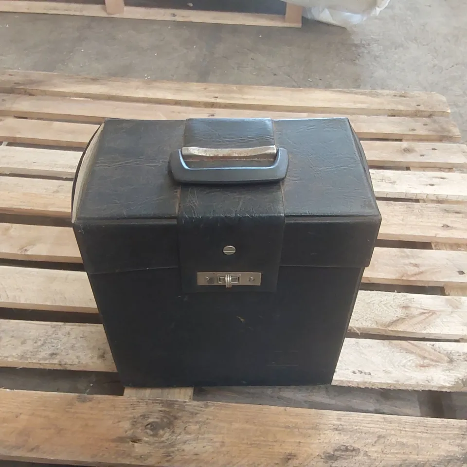 KODAK CAROUSEL S-AV 2010 PROJECTOR WITH CASE