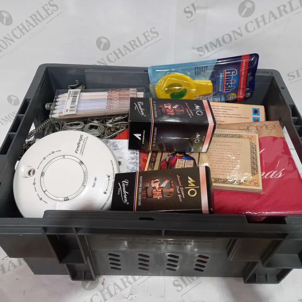 BOX TO CONTAIN APPROX 25 X ASSORTED HOUSEHOLD PRODUCTS, INCLUDES DECORATIVE ITEMS, CHRISTMAS ITEMS, FIRE ALARM ETC 