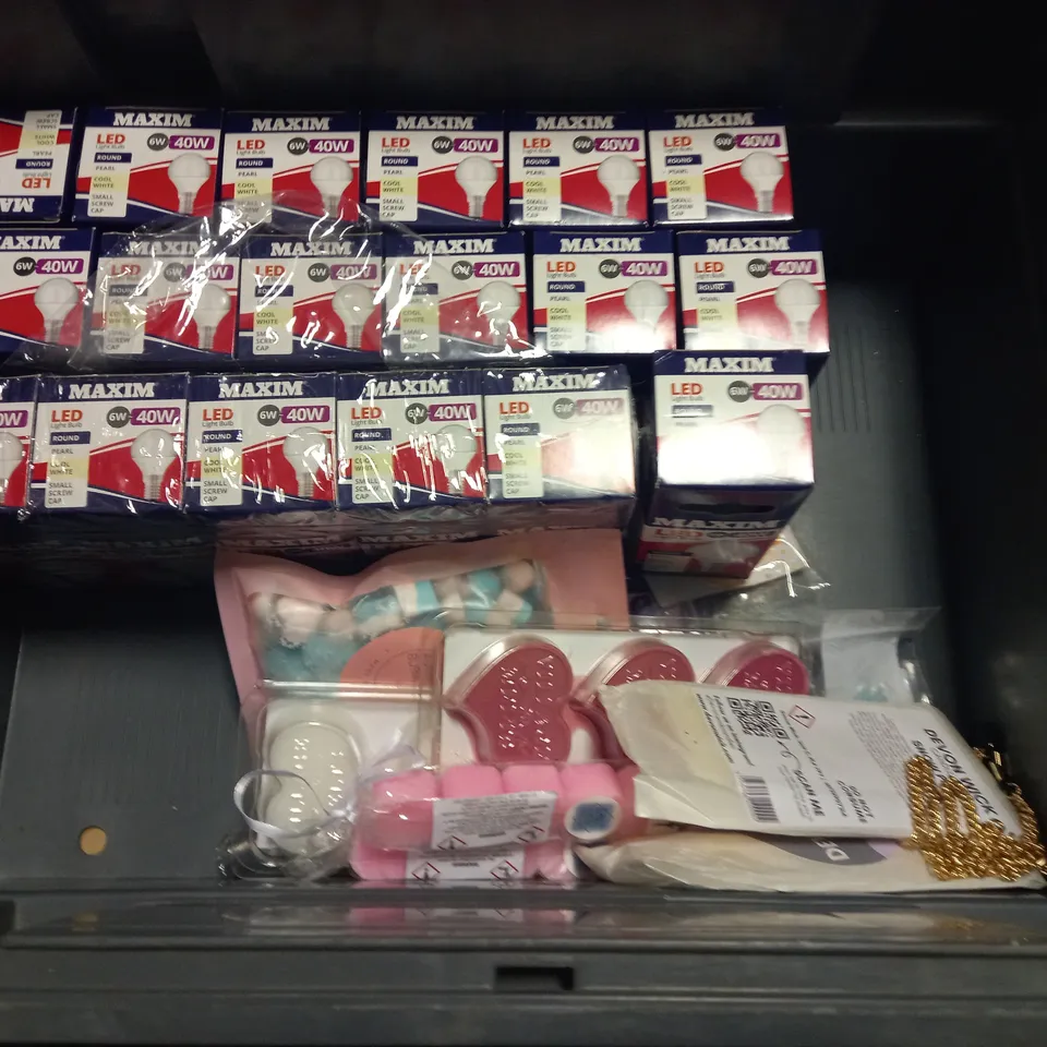 LOT OF ASSORTED HOUSEHOLD ITEMS TO INCLUDE CANDLES, LIGHTBULBS AND WAXMELTS