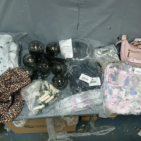 APPROXIMATELY 12 ASSORTED HOUSEHOLD GOODS TO INCLUDE COZEE HOME LOUNGE SET, OUTDOOR LIGHTS, AND BAGS ETC. 