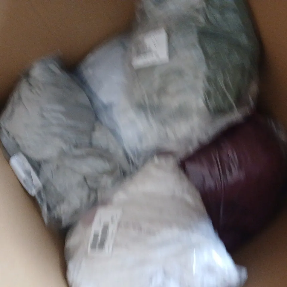 APPROXIMATELY 12 ASSORTED CLOTHING ITEMS IN VARIOUS SIZES, STYLES & COLOURS TO INCLUDE LOUNGE SET, QUILTED JACKET, FLEECE, ETC