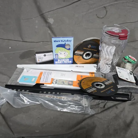 APPROXIMATELY 15 ASSORTED HOUSEHOLD ITEMS TO INCLUDE COSTA COLD COFFEE CUP, MKA TORCH, 2KG LED WEIGHT, ETC
