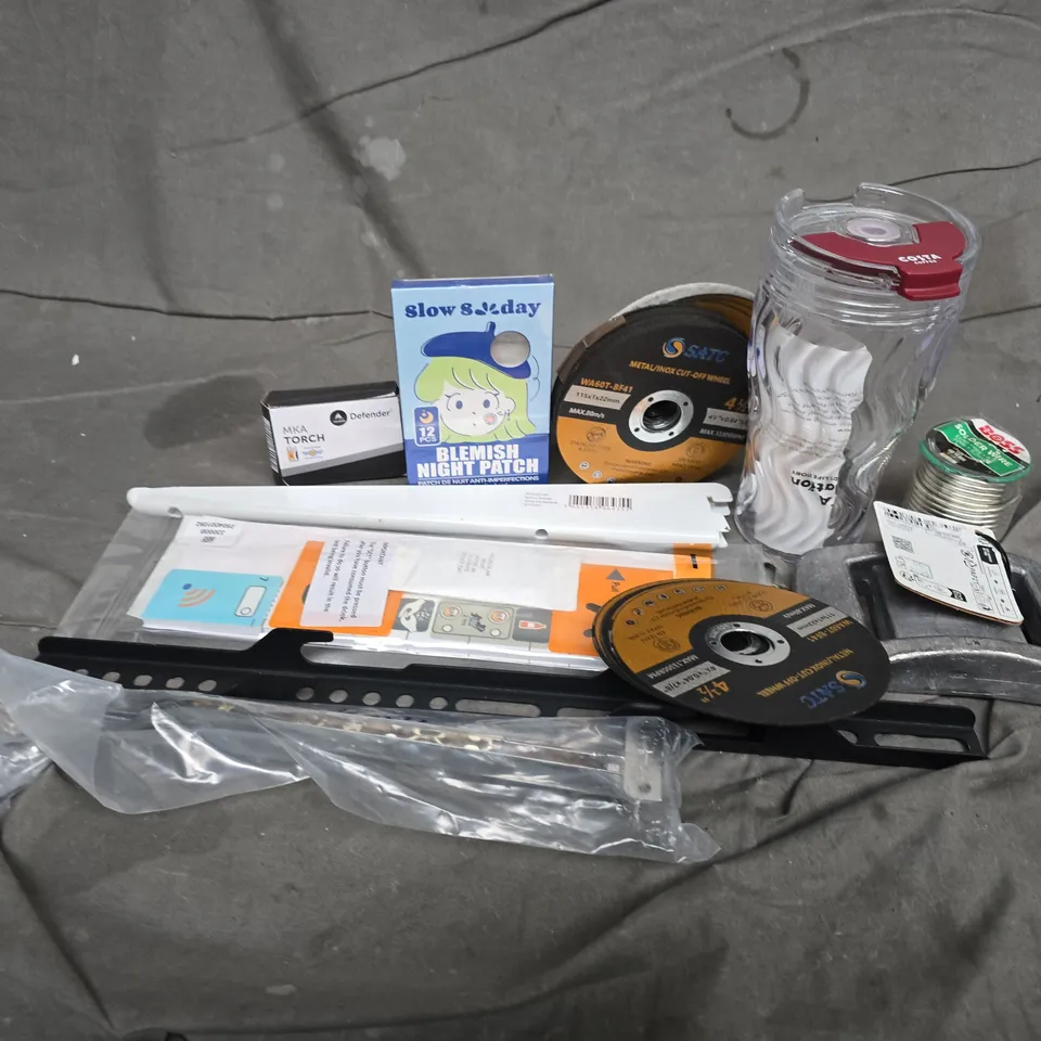APPROXIMATELY 15 ASSORTED HOUSEHOLD ITEMS TO INCLUDE COSTA COLD COFFEE CUP, MKA TORCH, 2KG LED WEIGHT, ETC