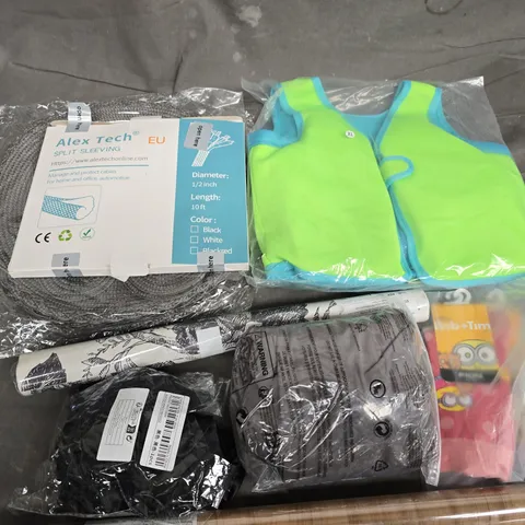 APPROXIMATELY 25 ASSORTED HOUSEHOLD PRODUCTS TO INCLUDE WALLAPER, ALEX TECH SPLIT SLEEVING, SOCKS, ETC - COLLECTION ONLY