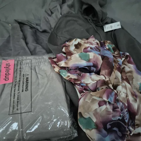 APPROXIMATELY 35 ASSORTED CLOTHING ITEMS IN VARIOUS SIZES, STYLES & COLOURS TO INCLUDE BRANDS SUCH AS STYLEUP, PERFECTLY PETITE, BERSHKA, ETC - COLLECTION ONLY