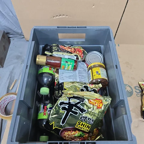 TOTE OF APPROXIMATELY 8 ASSORTED FOOD AND DRINK ITEMS TO INCLUDE: SHIN RAYMUN 