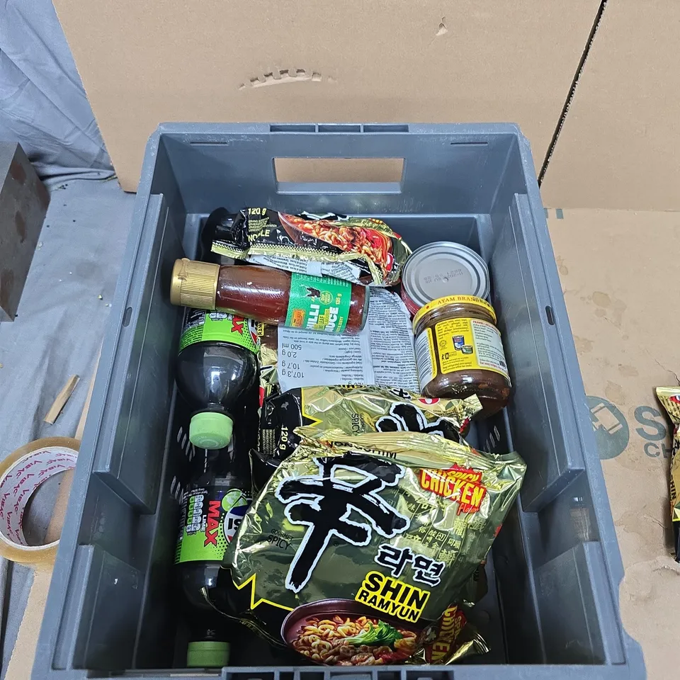 TOTE OF APPROXIMATELY 8 ASSORTED FOOD AND DRINK ITEMS TO INCLUDE: SHIN RAYMUN 