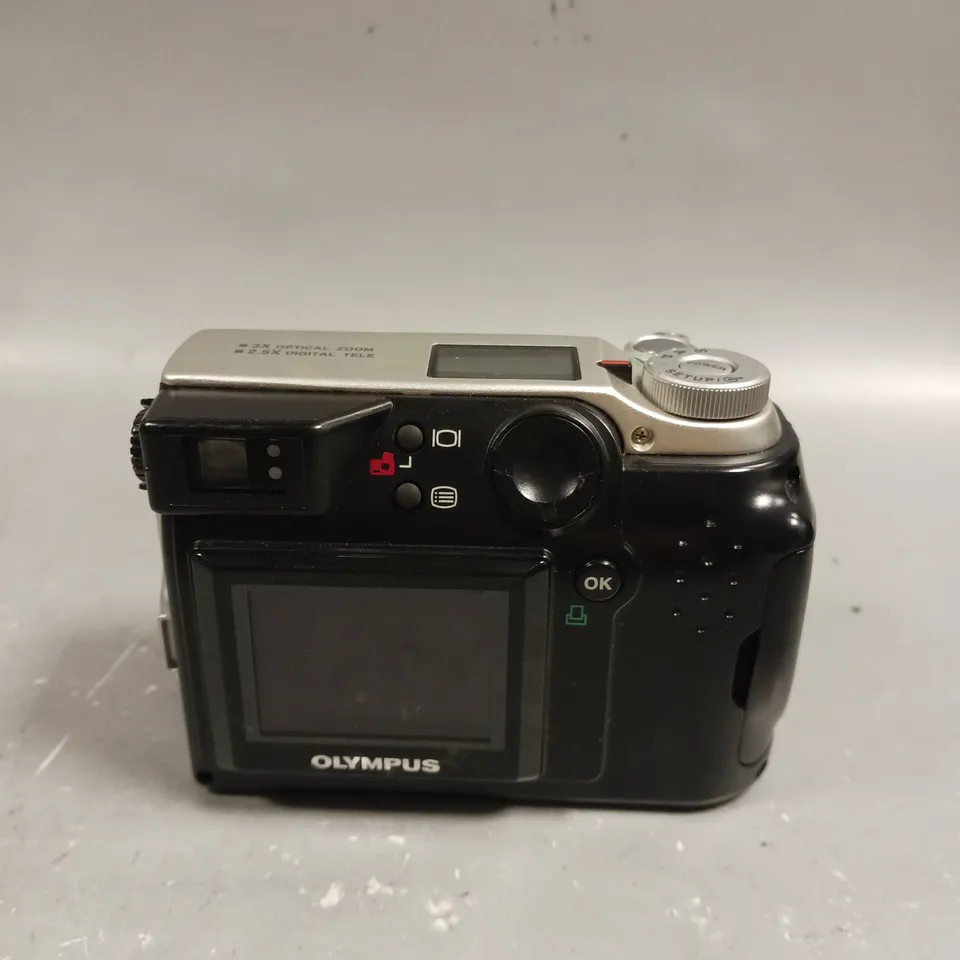 OLYMPUS C-2000 ZOOM DIGITAL CAMERA 