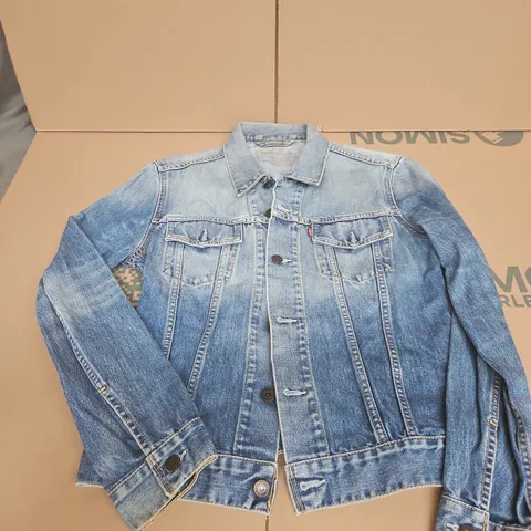 LEVIS DENIM JACKET SIZE M