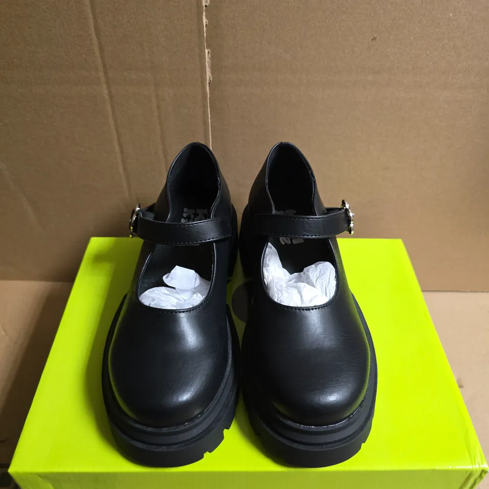 BOXED PAIR OF KOI FLUTTER JUMP KIDZ FLOWER MARY JANE SHOES – UK 13