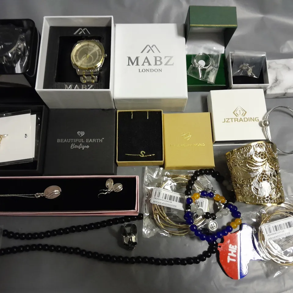 LOT OF ASSORTED JEWELLERY AND WATCH ITEMS TO INCLUDE RINGS, NECKLACES, BRACELETS AND EARRINGS